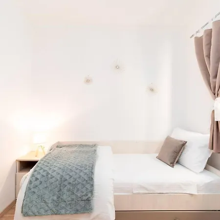 And Ribarska Srica Vela Luka