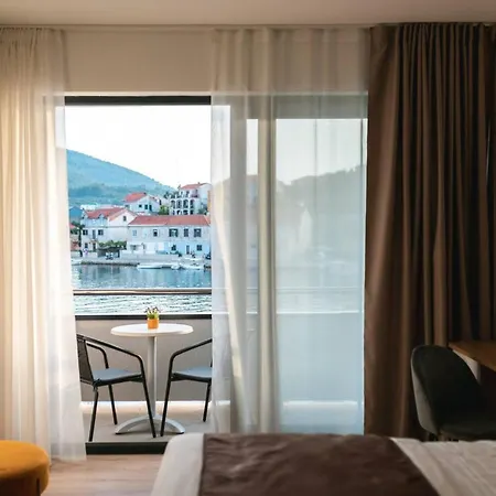 And Ribarska Srica * Vela Luka